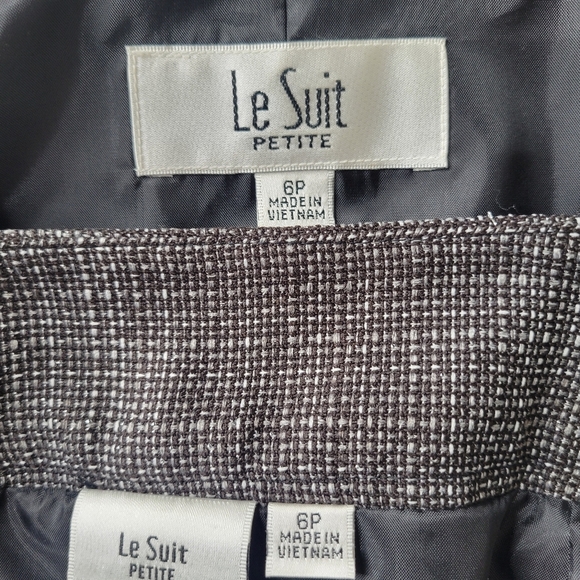 Le Suit Skirt Suit Size 6P Black Textured Pleated Hem Pockets 4 Button Lined - Picture 7 of 9